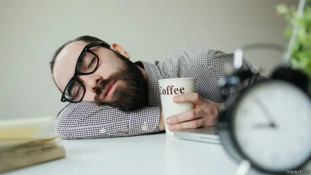 شخص نائم على مكتبه