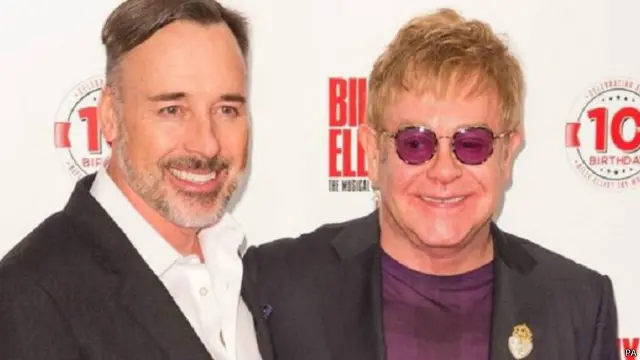 إلتون جون (يمين) وشريكه خلال الاحتفال بالذكرى العاشرة للعرض المسرحي