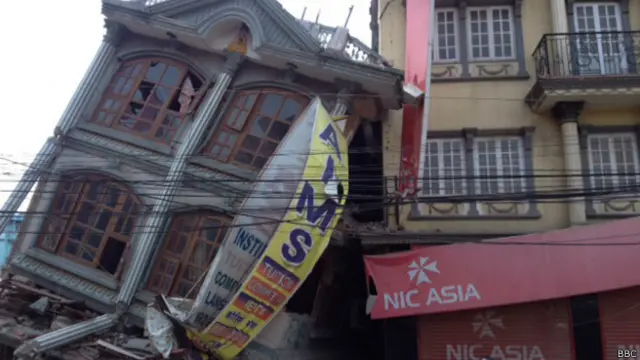 नेपाल, ढही हुई और खड़ी इमारत