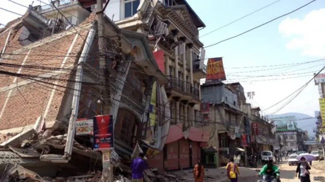 नेपाल, ढही हुई और खड़ी इमारत