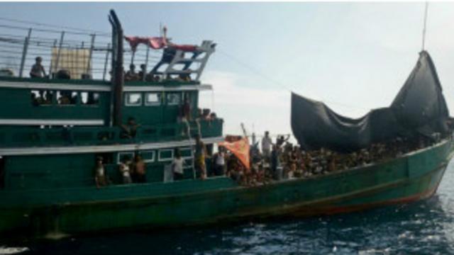 လူမှောင်ခို ပွဲစားတွေ စွန့်ပစ်သွားလို့ ပင်လယ်ပြင်မှာ မျောနေတဲ့ သင်္ဘောတွေပေါ်မှာ ရွှေ့ပြောင်း ဒုက္ခသည်တွေ ထောင်နဲ့ချီ ရှိနေ
