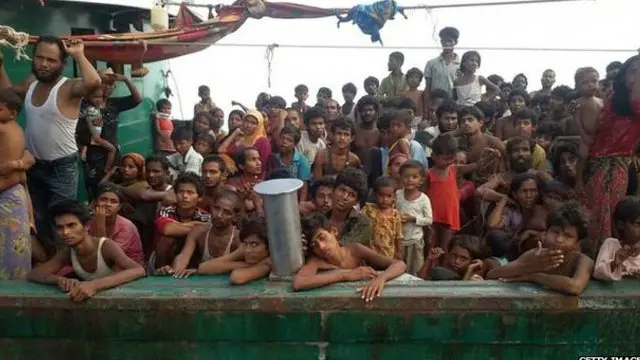 د بي بي سي خبریال جاناتن هېډ بېړۍ ته نژدی ورغلی او د کډوالو وضعیت یې له نژدې لیدلی