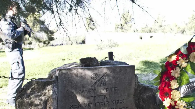 في مجمع غوش عتصيون الاستيطاني يوجد قبر الرئيس الإسرائيلي حاييم هرتسوغ.