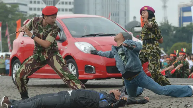 Prajurit perempuan dalam sebuah peragaan di Hari TNI