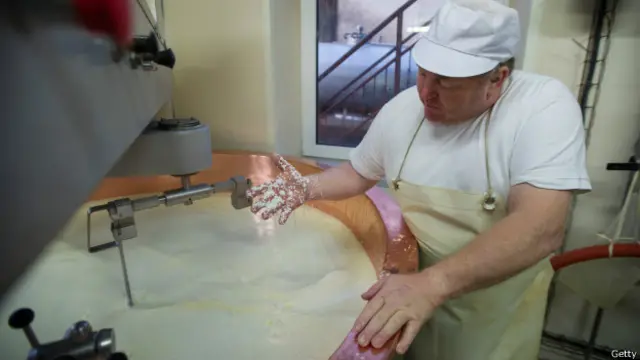 Будущий сыр необходимо тщательно размешивать