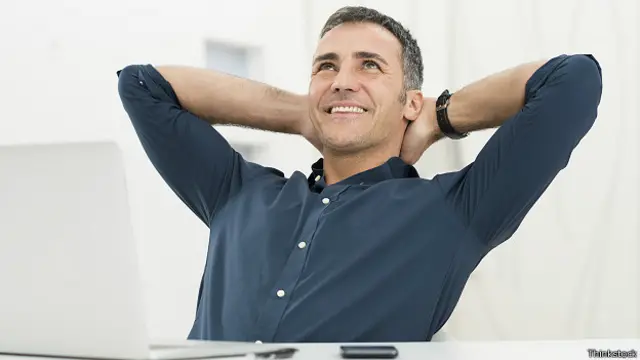 Расслабленный офисный работник