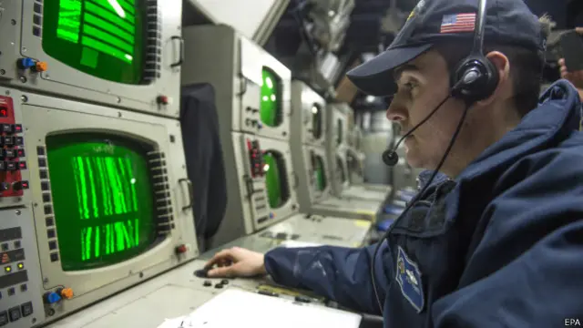 Моряки в трюме обрабатывают информацию, собираемую внешними датчиками