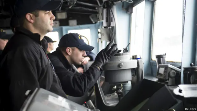 На капитанском мостике "Виксбурга" пытаются рассмотреть, не появится ли вдали случайно перископ подлодки