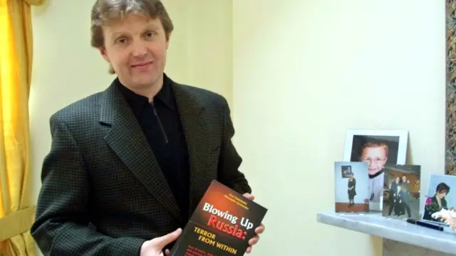 Litvinenkonun həmmüəllifi olduğu kitab. O bu şəkli 2002-ci ilin mayında, öz evində çəkdirib. 