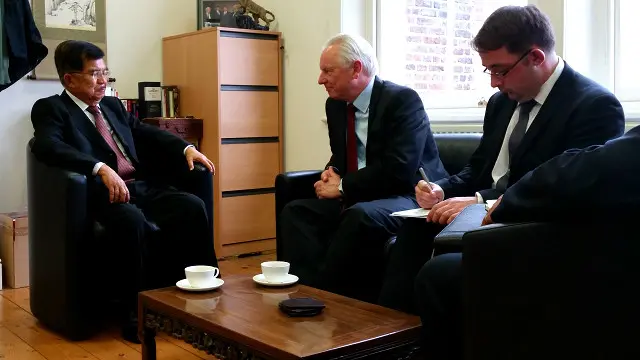 Wapres juga melakukan pembicaraan singkat dengan Menteri Negara Perdagangan dan Investasi Inggris, Francis Maude.