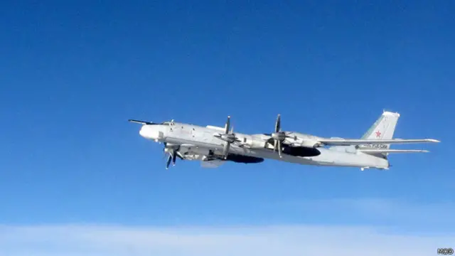 Российские самолеты Ту-95, заснятые с британского истребителя в аналогичной ситуации в сентябре прошлого года