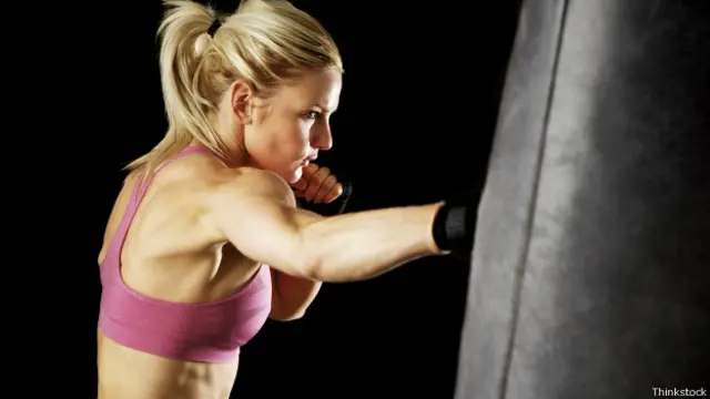 Pegarle al saco de arena activa una gran variedad de grupos musculares en el cuerpo.