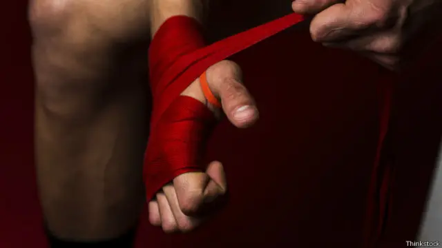 Antes de ponerse los guantes para pegarle al saco de arena o simular una pelea es necesario proteger las muñecas y manos.