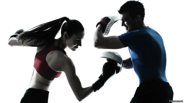 La simulación de una pelea te permitirá tonificar los hombros además de incrementar tu resistencia cardiovascular.