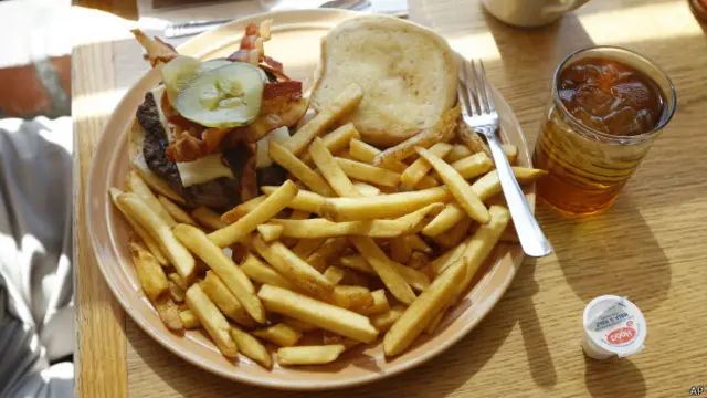 Hamburguesa y papas fritas.