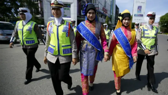 Женщины-полицейские в Индонезии