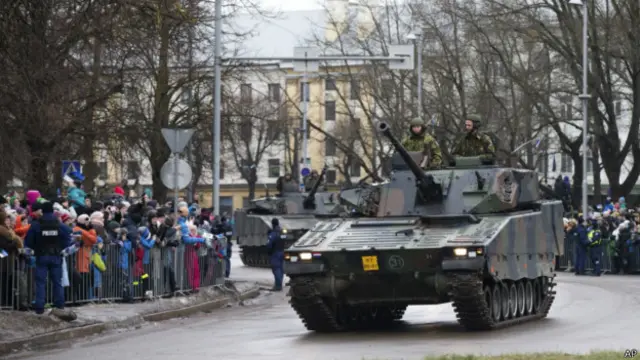 Парад с участием сил НАТО в Нарве