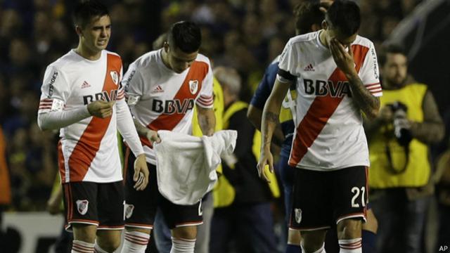 Futbolistas del club argentino River Plate agredidos por hinchas de Boca durante un clásico por la Libertadores 2015.