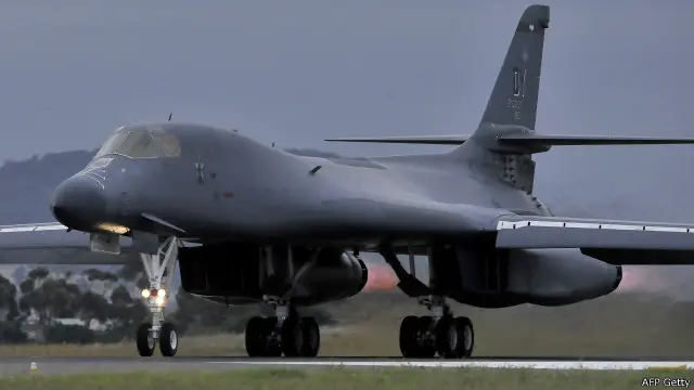 美国空军发言人说，周三的飞行是距离朝鲜边界距离最近的一次，也是20年来美国战斗机第一次在朝鲜半岛降落。