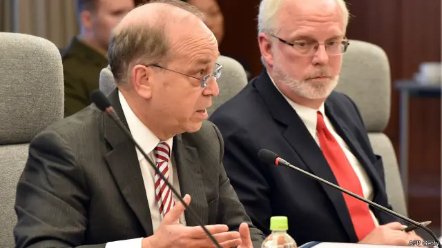 助理國務卿丹尼爾·拉塞爾（左）和美國國防部部長助理施大衛（右）（資料照片，08/10/2014）