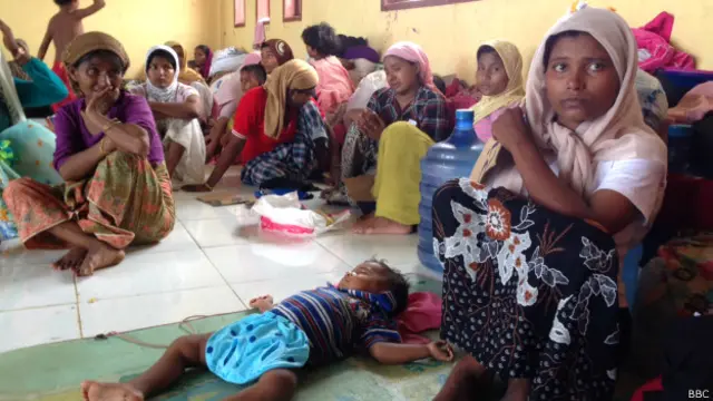 Kaum perempuan dan anak-anak pengungsi Rohingya dan Bangladesh menempati salah satu ruangan di Tempat Pelelangan Ikan Kuala Cangkoi, Aceh utara.