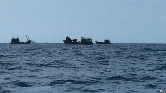 يعتقد أن بضعة آلاف من الناس مازالوا عالقين في قواربهم قبالة شواطئ ماليزيا وتايلاند.