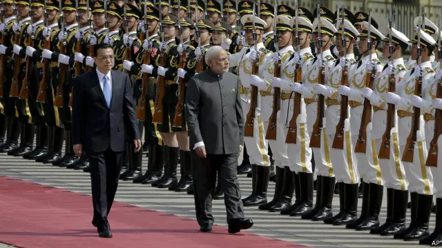 李克強與莫迪檢閱儀仗隊