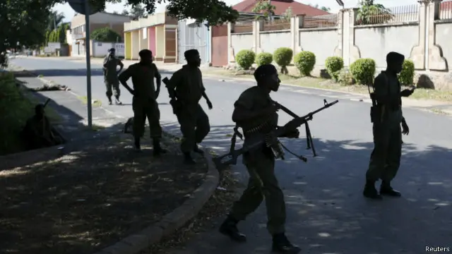 د امنیت وزیر ګبرېل نیزیګاما بي بي سي ته وویل د پولیسو دوه لوړپوړي چارواکي او شاوخوا ۱۲ نور پولیس افسران هم نیول شوي دي.