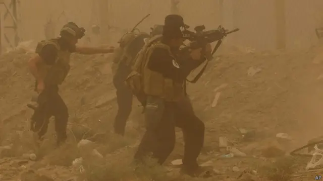 يستغل مسلحو داعش الأحوال الجوية السيئة في شن هجماتهم. الصورة لجنود الجيش العراقي وهم يحاربون المسلحين في الرمادي