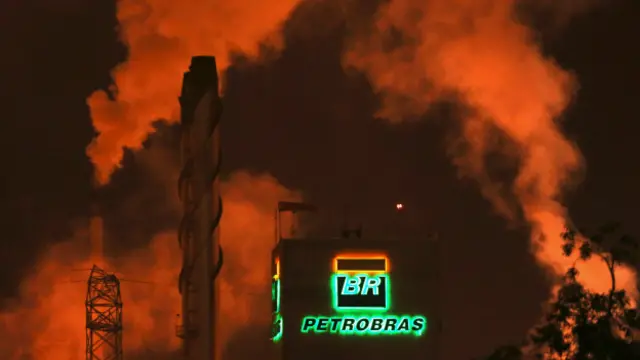 El logo de Petrobras aparece en una refinería cerca de Sao Paulo.