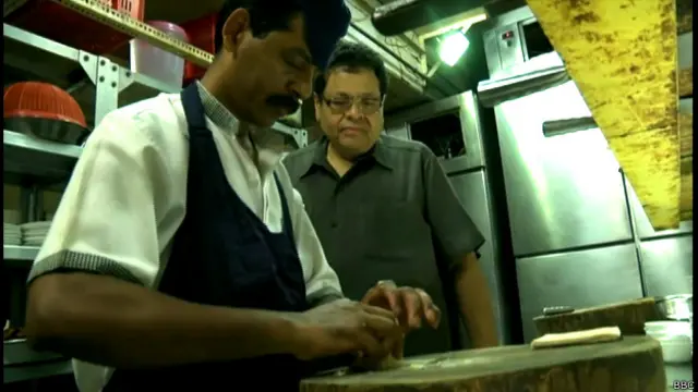 बाबा लिंग की कोशिश है कि चीनी खाना एकदम चीनी अंदाज़ में ही बने.