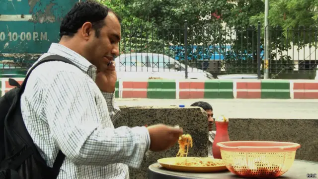 भारत में 'फ़ास्ट फूड' के तौर पर चीनी खाना काफ़ी लोकप्रिय है.