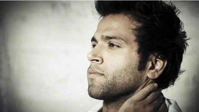 رِتھوِک دھنجانی نے برہنہ ہونے کے معاہدے پر دستخط کیے ہیں