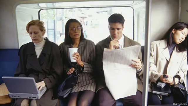 На заднем сиденьи городского автобуса