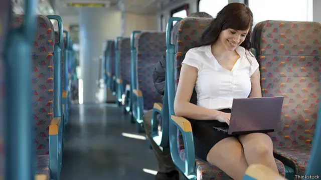 Девушка с ноутбуком в автобусе
