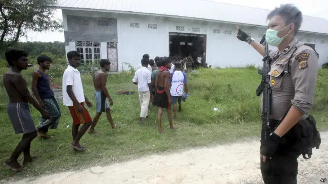 Migran yang baru tiba di Kuala Langsa ditempatkan di sebuah gudang, Jumat (15/05).