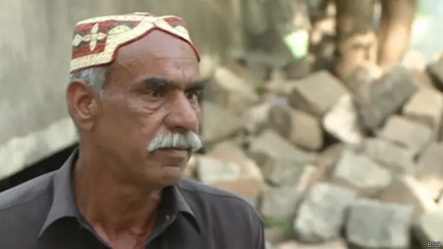 راجہ عبدالرؤف اس کمرشل مارکیٹ سمیت علاقے میں بڑے کاروبار کے مالک تھے لیکن ایک منٹ میں سب کچھ ختم ہو گیا اور ان کے پاس اب ملبے کا یہی ڈھیر بچا ہے