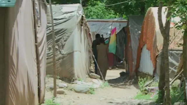 زلزلے کے دس سال اور اربوں روپے خرچ ہونے کے بعد بھی کچھ لوگوں کا بے گھر اور بے روزگار رہنا بعض سرکاری پالیسیوں کی ناکامی کا ثبوت ہے