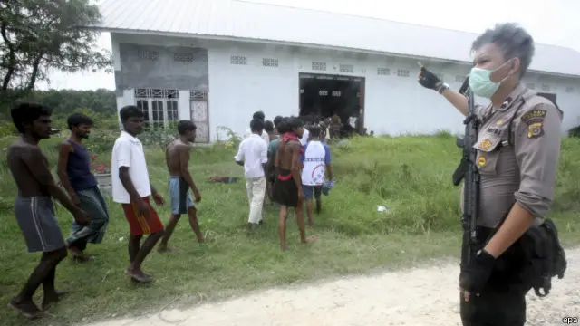 亚齐吉大港一个仓库被改成临时避难所,接纳从海上救起的缅甸和孟加拉船民。