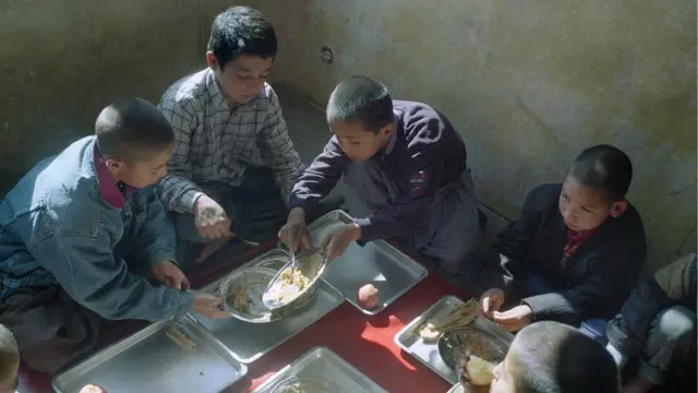 په دې وروستیو کې افغان ښارونو کې د کوچنیانو د ښې روزنې او ژوند جوړولو لپاره دکورنیو هڅې لیدل کېږي.