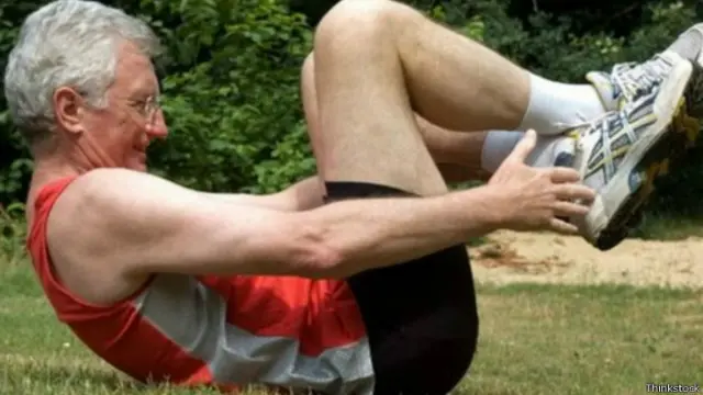 Segundo o estudo, os benefícios trazidos pela atividade física podem ser tão eficientes quanto parar de fumar