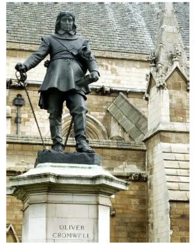 مجسّمۀ «اولیور کرامول» (Oliver Cromwell) [1658-1599] نظامی و سیاستمدار معتبر انگلیسی و اعدام  کنندۀ چارلز اوّل، پادشاه انگلستان