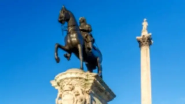 مجسّمۀ «چارلز اوّل» (Charles the First) پادشاه انگلستان که با پارلمان جنگید و به حکم «اولیور کرامول» اعدام شد