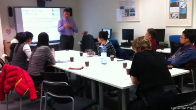 服务热线的志愿者很多是留学生,他们经过培训后上岗。