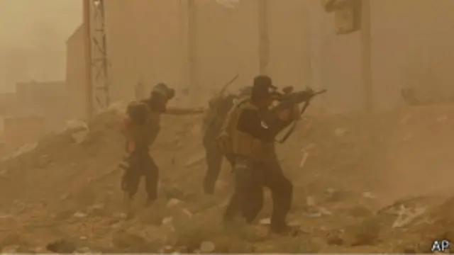 အန်ဘာ ပြည်နယ်နဲ့ ရာမာဒီ မြို့ကို ထိန်းချုပ်နိုင်ဖို့ အီရတ် တပ်ဖွဲ့တွေနဲ့ IS စစ်သွေးကြွတွေ အကြား တိုက်ခိုက်နေခဲ့။