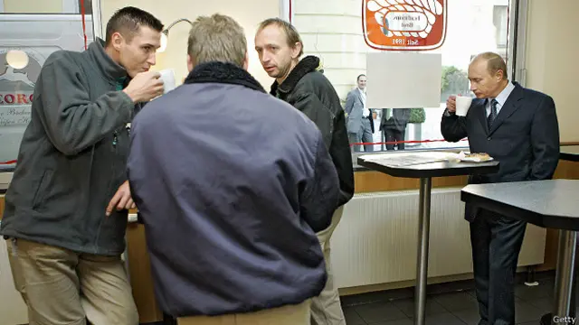 Путин пьет кофе в дрезденской кофейне