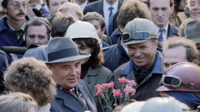 Михаил Горбачев на Балтийском судостроительном заводе в Ленинграде в апреле 1985 г.