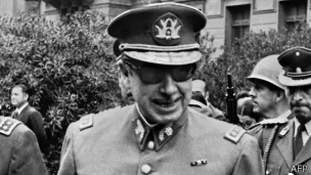 Pinochet inició un regimen autoriario con la excusa de la "la liberación de la Patria del yugo marxista y la restauración del orden".