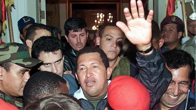 Durante 48 horas, el presidente Hugo Chávez fue depuesto por un golpe en 2001. Él mismo intentó otro en 1992.