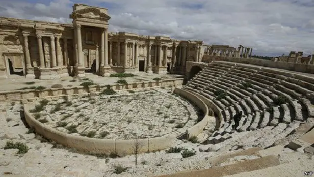 لا زال المسرح المبني على الطراز الروماني صامدا أمام الزمان بعد آلاف السنين
